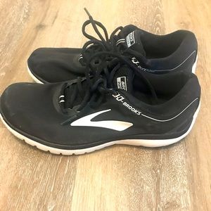 Black/white Brooks tennis shoes